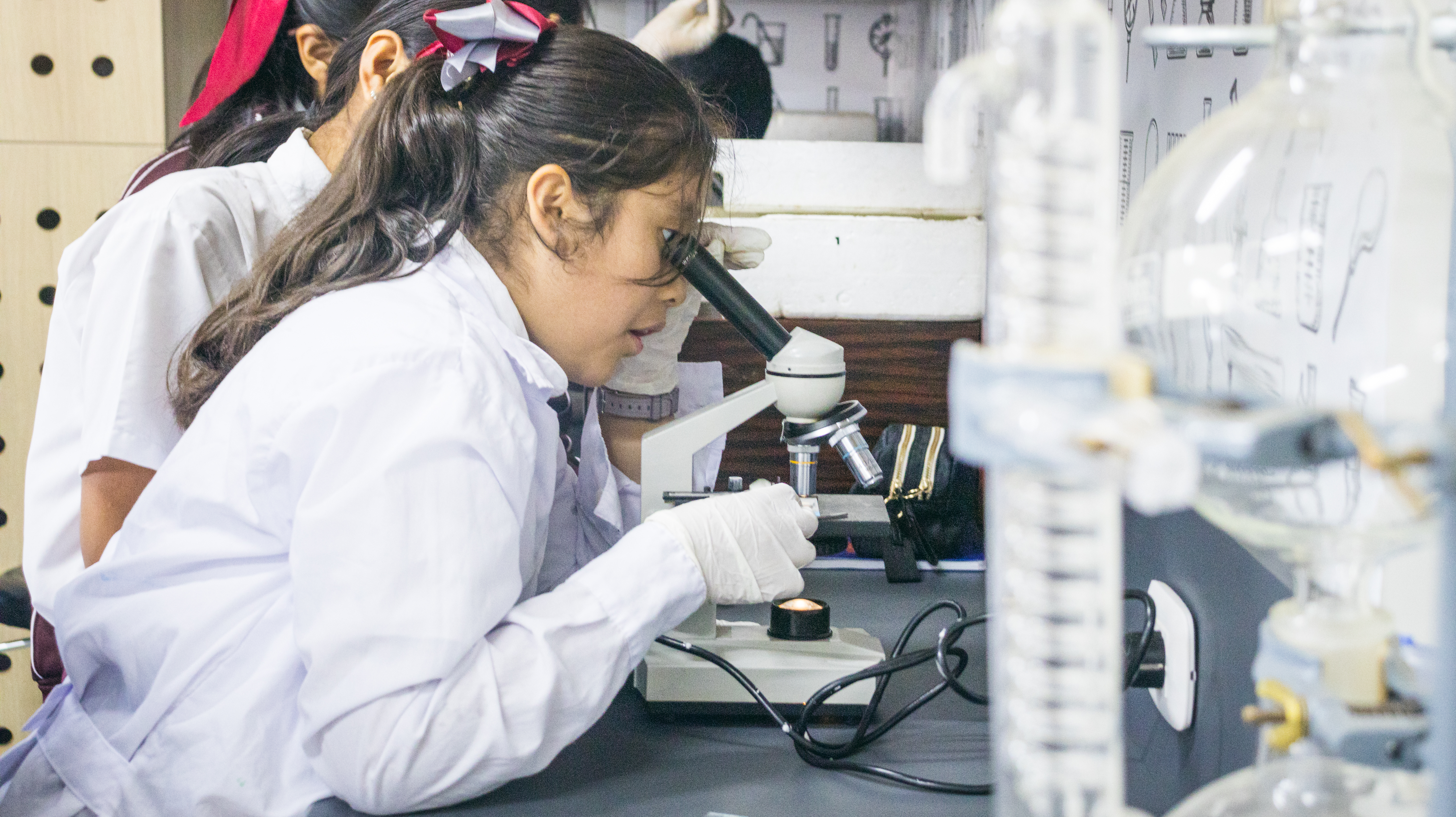 Estudiante de secundaria realizando práctica de laboratorio